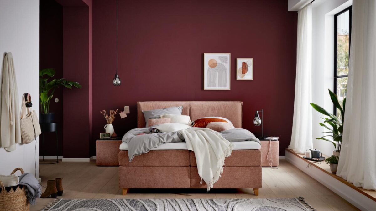 Interliving Boxspringbett Serie 1420 im Farbton Siena mit der Wandfarbe "Rot mit Merlot"